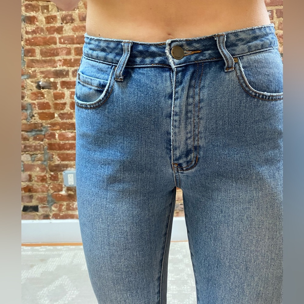 BILLABONG🌊Jeans w/ frayed bottoms - Picture 3 of 7